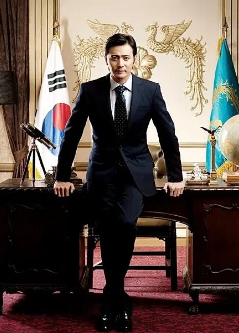 采访中，袁富华深入解读了糖水伯这一角色，并分享了他的表演理念。