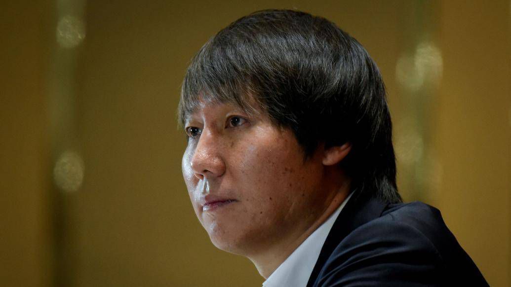 李秉宪身穿便服及戴上太阳眼镜步出香港机场，还获十多名女粉丝举名牌接机，李秉宪听到粉丝呼喊自己，他也亲民地跟粉丝握手及 韩流来袭郑雨盛、李秉宪现身前门 沈星美艳捞金 2014-04-08 7日在北京，在某商业活动的开业红毯上，韩国明星郑宇成、李秉宪、李贞贤、李胜基、韩国组合Miss a中的中国成员菲及EXO等艺人前来站台助阵。