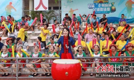 艾米莉·布朗特怀孕养狗两不误 挺大肚休闲散步 2013-12-17 2006年凭借《穿普拉达的女王》一炮而红，并获得第64届美国电影金球奖最佳女配角提名的英国女演员艾米莉·布朗特近日在好莱坞被记者拍到挺着大肚牵着爱宠悠闲的在街头散步。