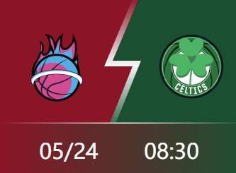 麦斯·米科尔森隐藏在一个公鸡雕塑后面。