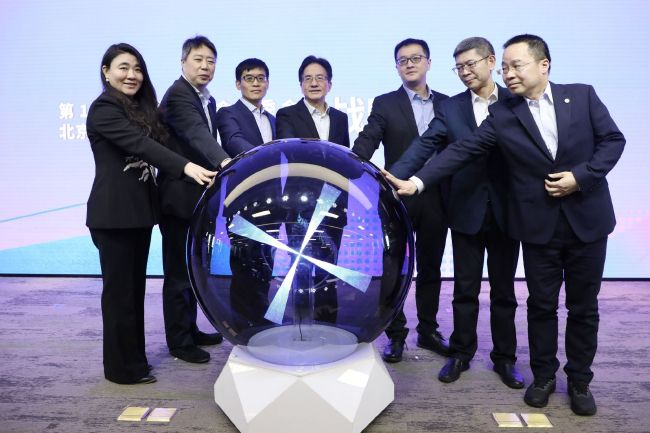 值得一提的是，该片原型斯蒂芬·霍金博士与第一任妻子简·王尔德也与主演一同现身，成为现场的焦点。
