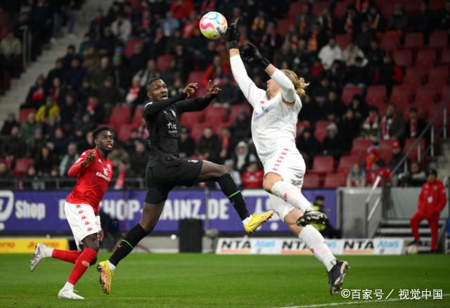 他知道两位导演的拍摄经验不算多，但他只是告诉他们，自己过去和其他导演合作时，那些大导演如果遇到类似的情况，都会怎么拍。