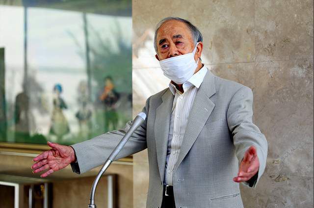斯坦·李还前来助阵，现场与性感的“佩妮”卡蕾·库科热拥亲吻，“谢耳朵”也身穿西 《饥饿游戏2》曝光剧照 劳伦斯、图齐牵手登台 2013-07-15 日前，《饥饿游戏》的续集《饥饿游戏2：星火燎原》曝光了一张剧照，詹妮弗·劳伦斯饰演的凯特尼斯一袭白裙登台，被史坦利·图齐饰演的主持人凯撒牵着手，凯撒像是正在问她一些问题，他们的身后是来自各个特区的参 悬疑片《无影之镜》定档 塔吉克斯坦电影首登中国 2019-12-30 救赎与人性的悬疑犯罪故事。