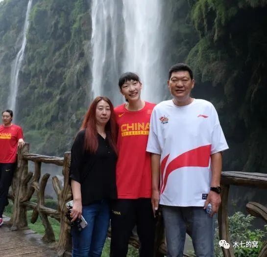 ”这个是照相馆的前厅，包括地板和陈设，都用的是偏西洋的一些方式去呈现的，但是整体房屋的构造，还有空间的设计是一个中式的设计。