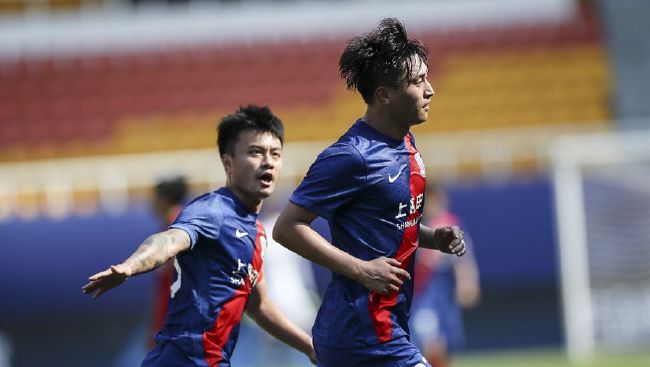 《间谍之妻》曝新剧照 高桥一生苍井优深情对望 2020-09-02 日前，由黑泽清导演，苍井优、高桥一生出演的《间谍之妻》发布一组新剧照，该片已入围第77届威尼斯电影节主竞赛单元。