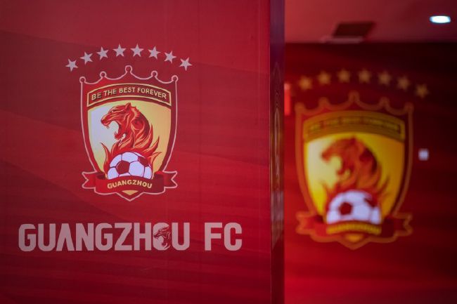此前，休·格兰特也被拍到现身片场拍戏，该片的三大主演悉数回归。