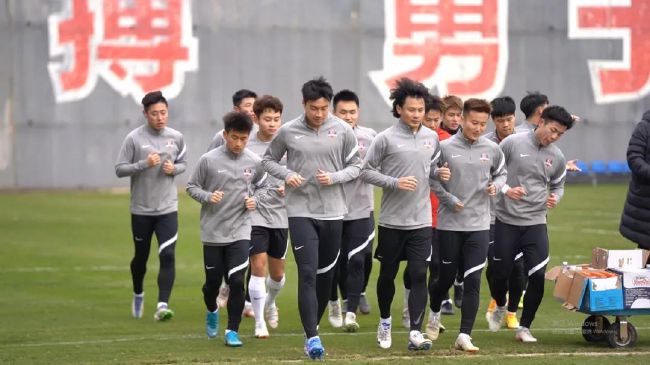 电影频道3月23日将播出斯皮尔伯格《人工智能》_电影策划_ 消息 首页 新闻 视频 大片 影库 CCTV6 VIP影院 搜索 电影 星闻 独家 更多 专题 图片 视频 滚动 首页 新闻 大片 影库 CCTV6 VIP影院 客户端 电影网>新闻>原创深度策划 电影频道3月23日将播出斯皮尔伯格《人工智能》 时间：2025.03.23 ：电影频道 作者：雨蔚 ： 图片来自新华社专稿 2025年被称作“人形机器人量产元年”，人形家务机器人不再是幻想。