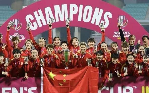影片围绕一场失女变故，讲述了南方蔗村妇女陈凤娣（舒淇 饰 《寻她》曝群像剧照 舒淇白客相互依偎故事感拉满 2023-06-14 6月14日，电影《寻她》首曝群像剧照，片中主要角色揭晓，茂密的甘蔗林里，几人表情不一，各有所思，人物关系暗流涌动，故事走向扑朔迷离。