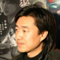 进门后随便进了一个厕格方便，一边解决一边听到有人进来了另一厕格。