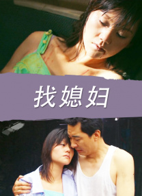 朱丽安·摩尔身穿红色丝缎抹胸礼服明艳优雅；娜塔莉·波特曼身穿黑色亮片抹胸礼服摩登热辣。
