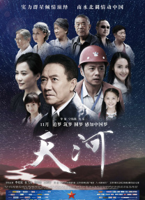 在前往节目录制的路上，记者拍到她身穿正统西装脚踩高跟鞋，一副上班女白领的干练形象，红唇惹眼且略施粉黛 前“阿汤嫂”片场释放激情戏 与卢克打野战热吻 2013-06-03 当地时间5月31日，前“阿汤嫂”凯蒂·赫尔姆斯新片《躁狂岁月》正在热拍，赫尔姆斯与卢克·科比上演干柴烈火的戏段，两人户外“打野战”激情热吻爱抚。