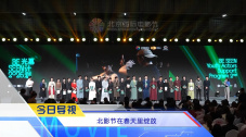 以“三十而立”的青春之姿，“六公主”向在场的品牌方与合作伙伴们，亮出了自家的“家 克里斯恋情曝光：美国队长和白雪公主在一起了 2015-03-25 据外媒报道，“美国队长”克里斯·埃文斯和“白雪公主”莉莉·柯林斯两人上周六（当地时间22日）被拍到在洛杉矶的一家意大利餐厅约会，由此证实恋情。