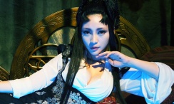 在这些剧照上，我们能看到克里斯·埃文斯所扮演的美国队长已经算是适应了现代社会的生活 《美国队长2》曝光多张剧照 军事基地霸气亮相 2014-04-01 《美国队长2》4月4日就要在中国上映了，日前影片又曝光了多张新剧照，塞巴斯蒂安·斯坦饰演的大反派冬日战士、斯嘉丽·约翰逊饰演的黑寡妇持枪现身，气势十足。