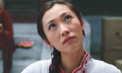 在剧照之上，我们能看到影片的主演米娅·华希科沃斯卡以一脸憔悴的倦容亮相，衣衫褴褛，没有一点明星的样子。