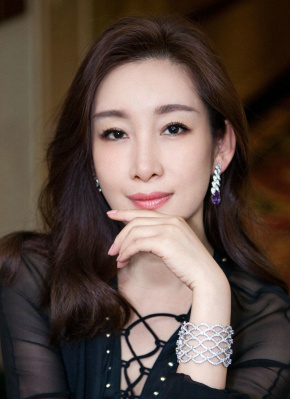 超模艾米莉与老公甜蜜出街 偶遇“甜茶”三人同行 2021-02-22 当地时间2月21日，美国纽约，超模艾米丽·拉塔科夫斯基和丈夫现身街头，遛狗时偶遇刚刚结束新片拍摄，正在休假中的“甜茶”蒂莫西·柴勒梅德。